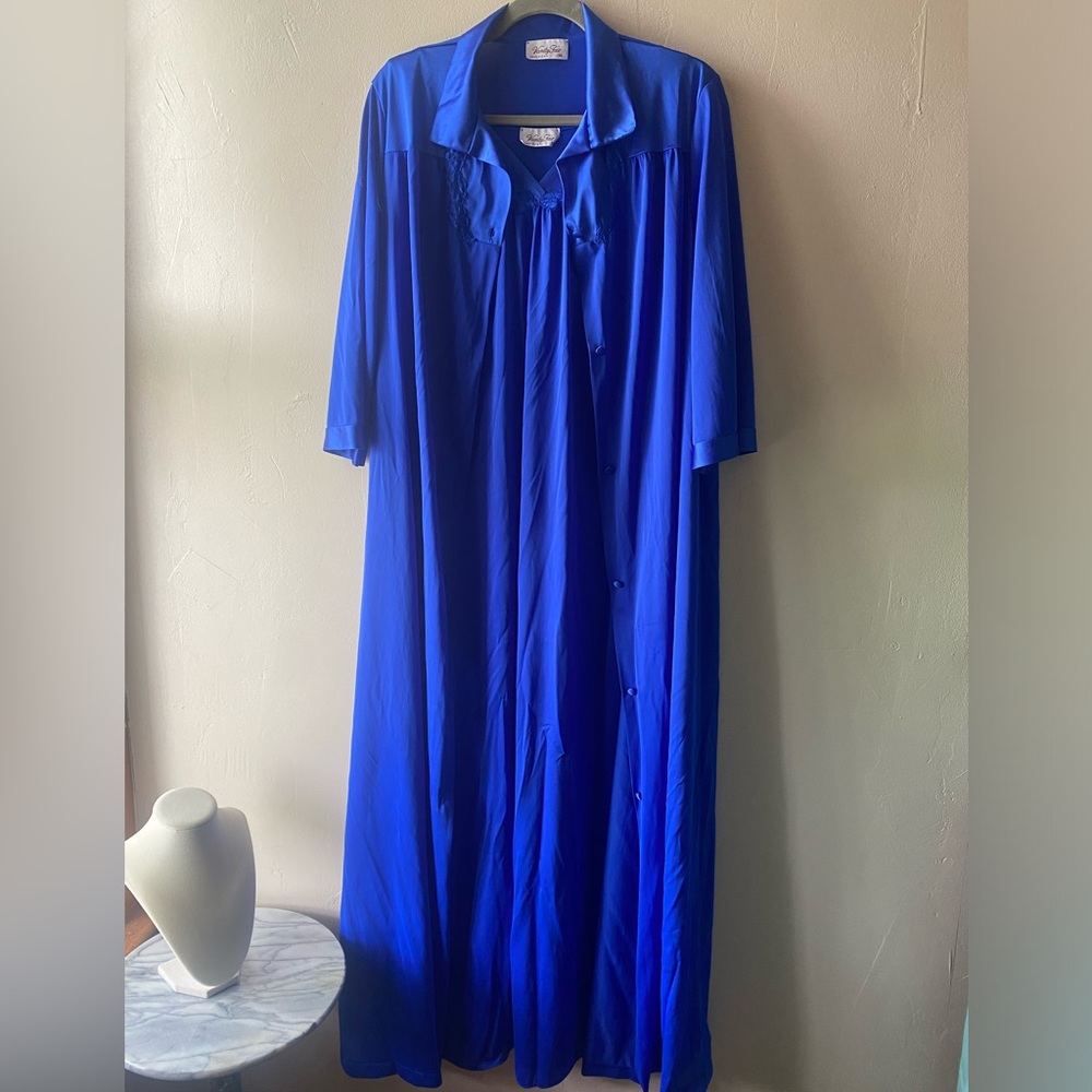 Vintage 1970s Vanity Fair night gown and robe set.